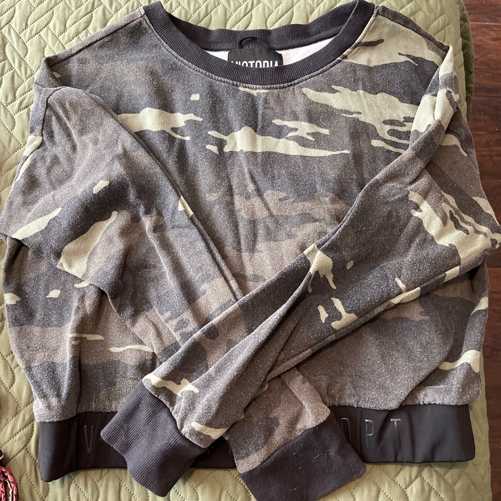 VS Camo Crop